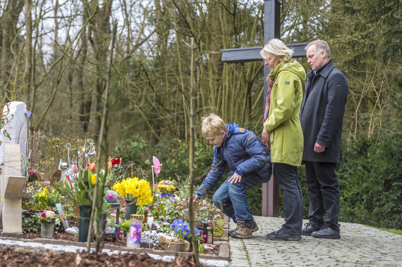 Steffi Assmann besucht mit ihrem Mann Willi und Sohn Christian das Grab ihrer Tochter Linda. 