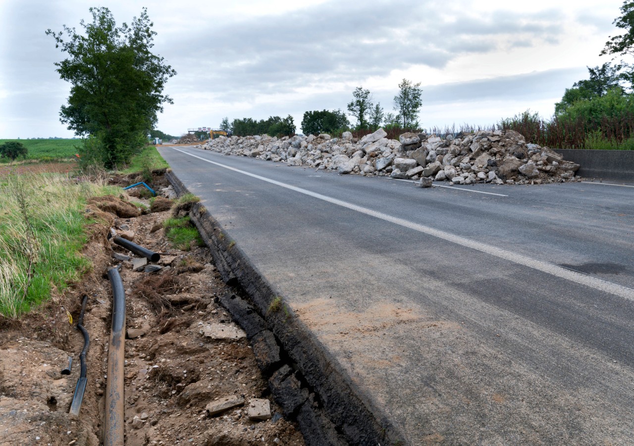 Das Hochwasser hat auf der A61 bei Swisttal viele Schäden hinterlasen. 