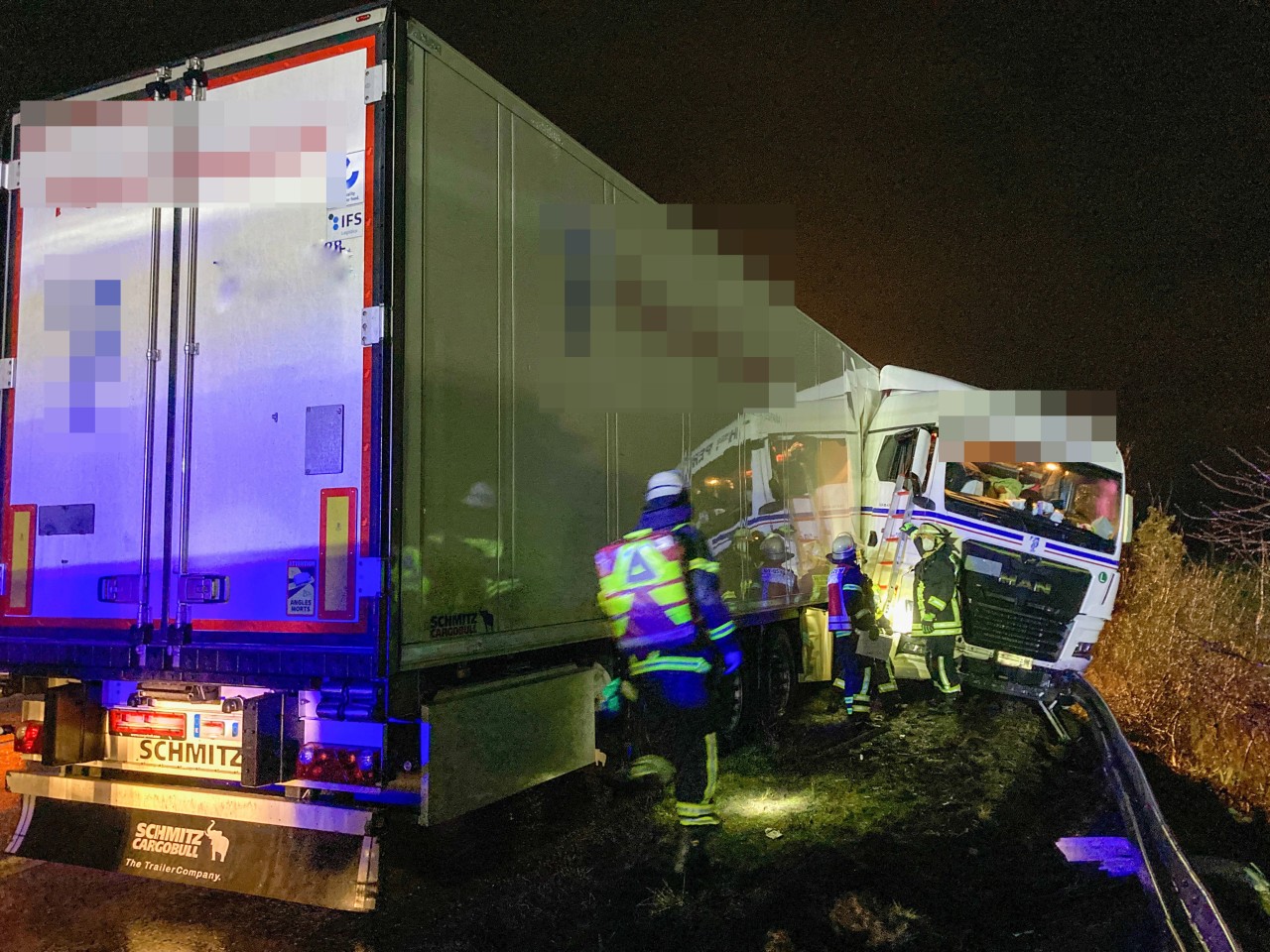 A2 in Dortmund: Der Lkw krachte auf der Autobahn in die Leitplanke.