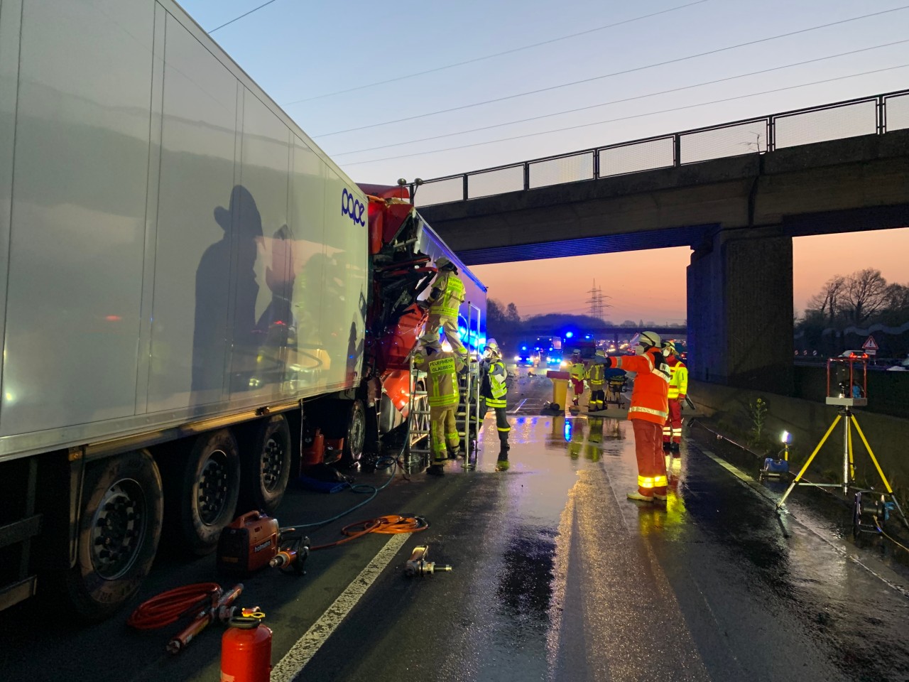 Nach dem tödlichen Unfall auf der A2 staute es sich über Stunden auf der betroffenen Strecke.