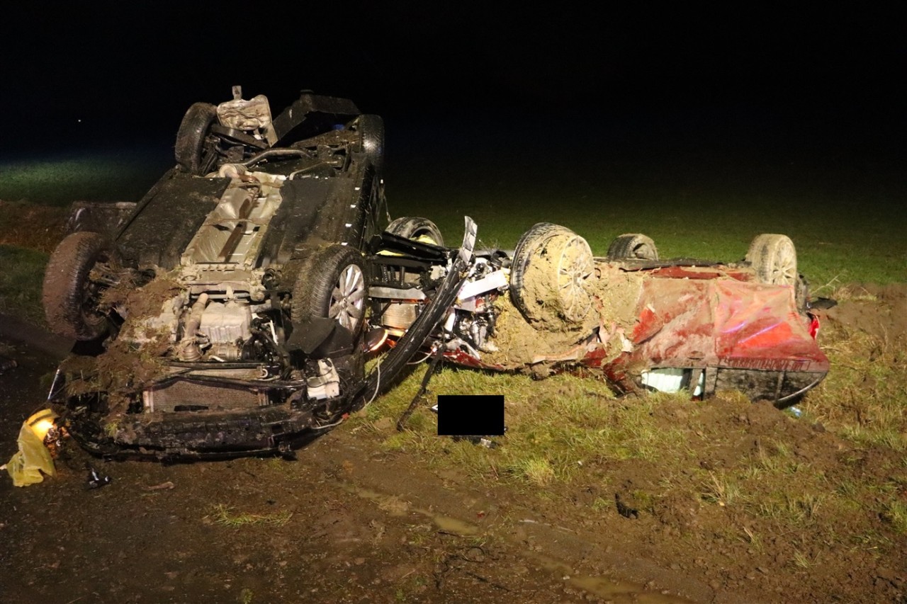 A2 in NRW: Die beiden Fahrzeuge nach dem Unfall am Straßenrand.