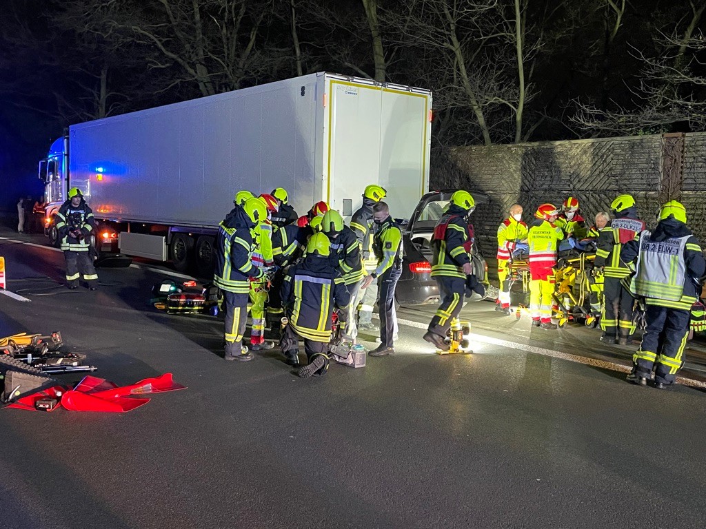 Der Audi schob sich unter dem LKW.