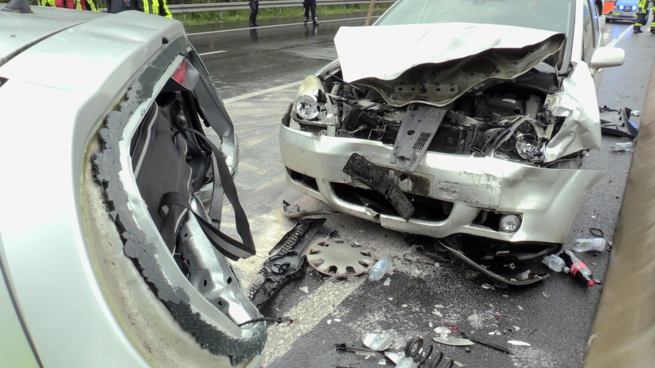 A3 bei Düsseldorf: Massencrash! Zehn Personen verletzt – Fahrbahn gesperrt