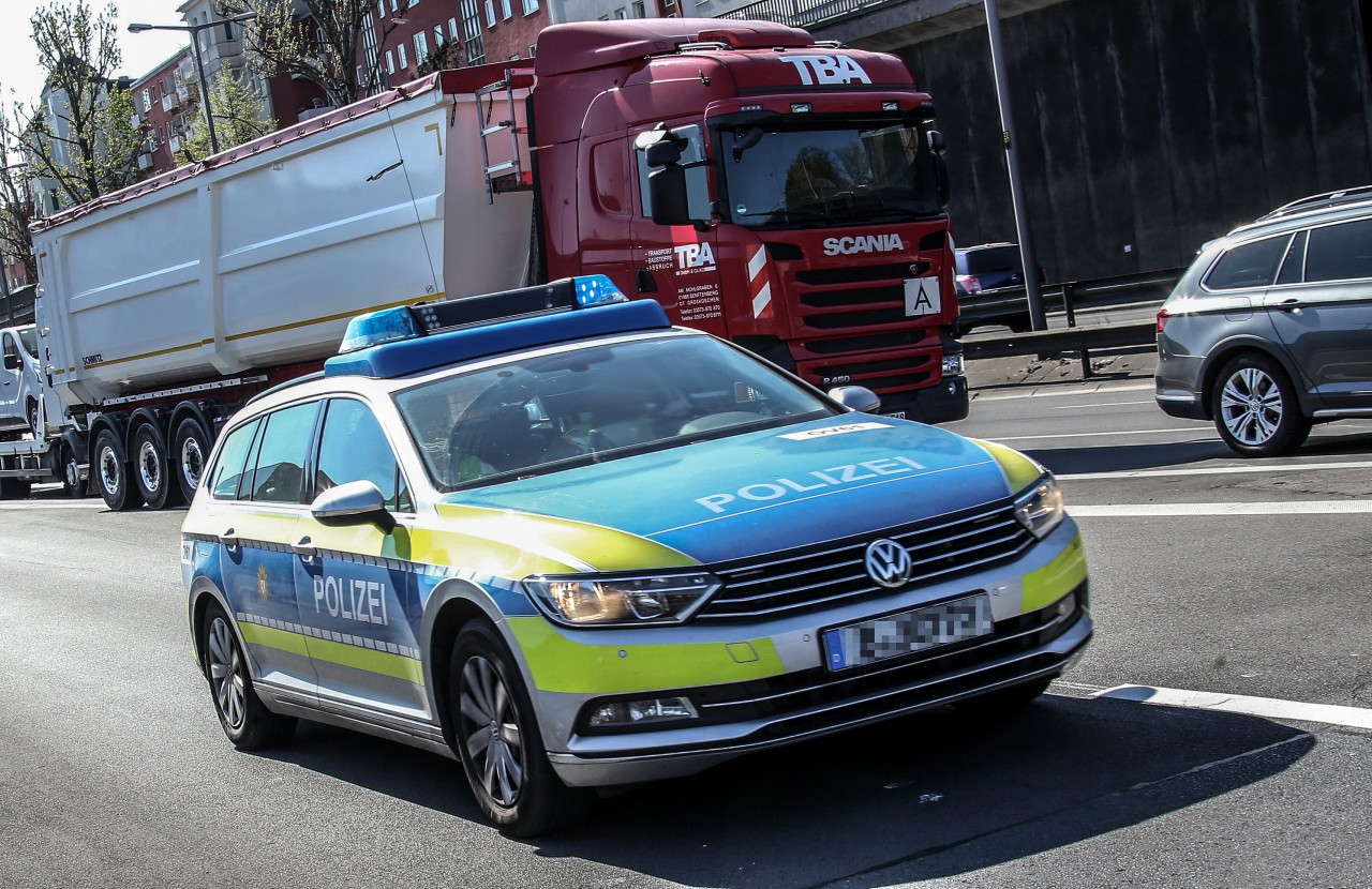 A40: Die Polizei hat auf der Autobahn bei Essen eine Autofahrerin aus dem Verkehr gezogen. (Symbolbild)