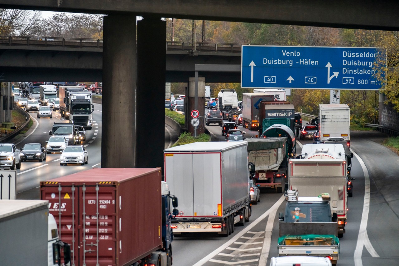 A40, A1 unc Co.: Autofahrer in NRW brauchen 2022 starke Nerven. (Symbolbild)