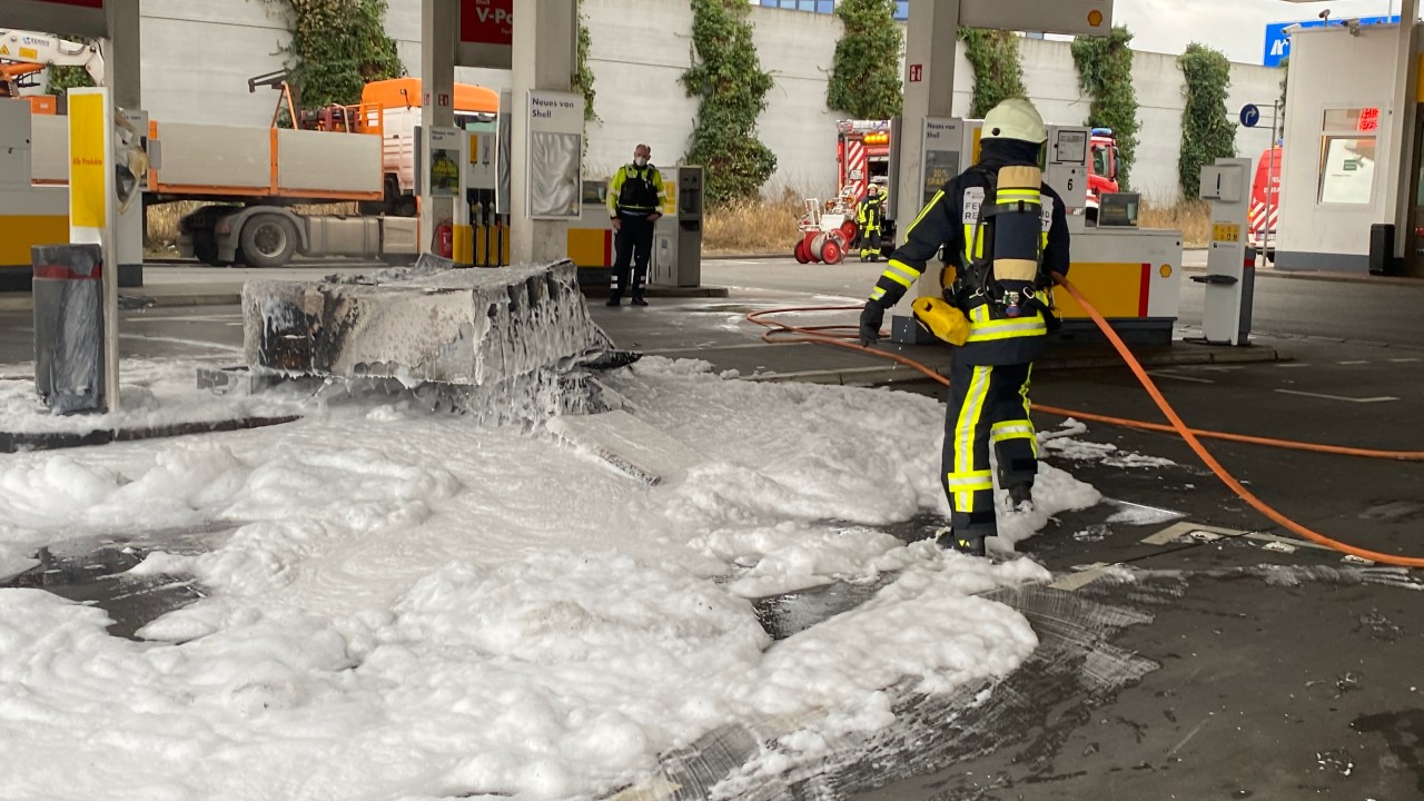 An einer Tankstelle neben der A40 bei Essen hat es nach einem Unfall gebrannt. 