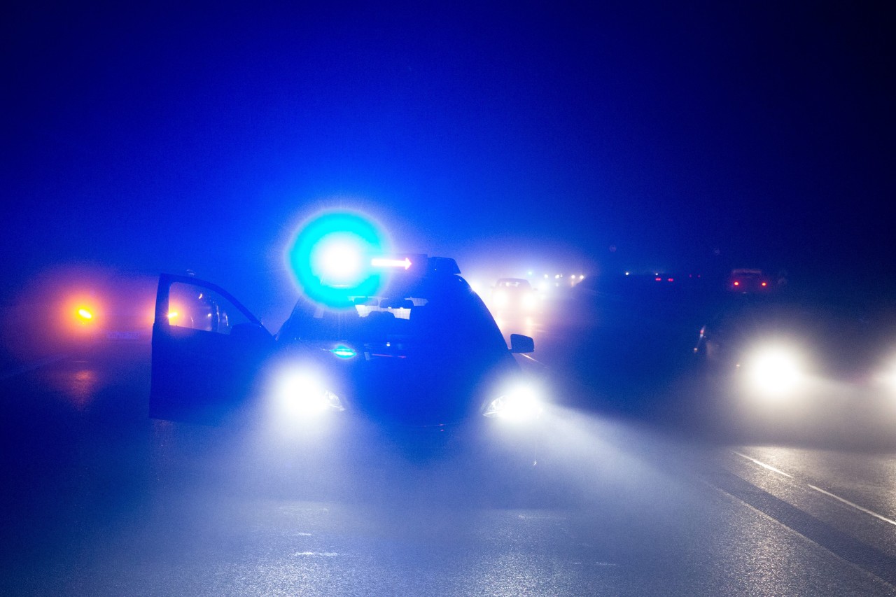 A44 in NRW: Der Mercedes überholte einen Streifenwagen auf dem Seitenstreifen. (Symbolbild)