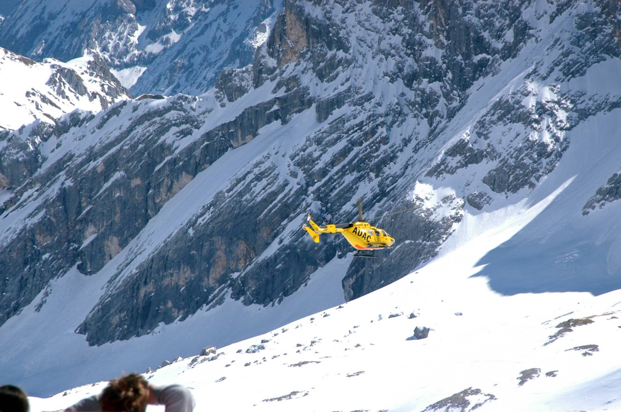 Im Dezember und Januar haben sich viele Deutsche bei ihrem Ski-Urlaub verletzt. Diese mussten per Krankentransport zurückgebracht werden. (Symbolbild)