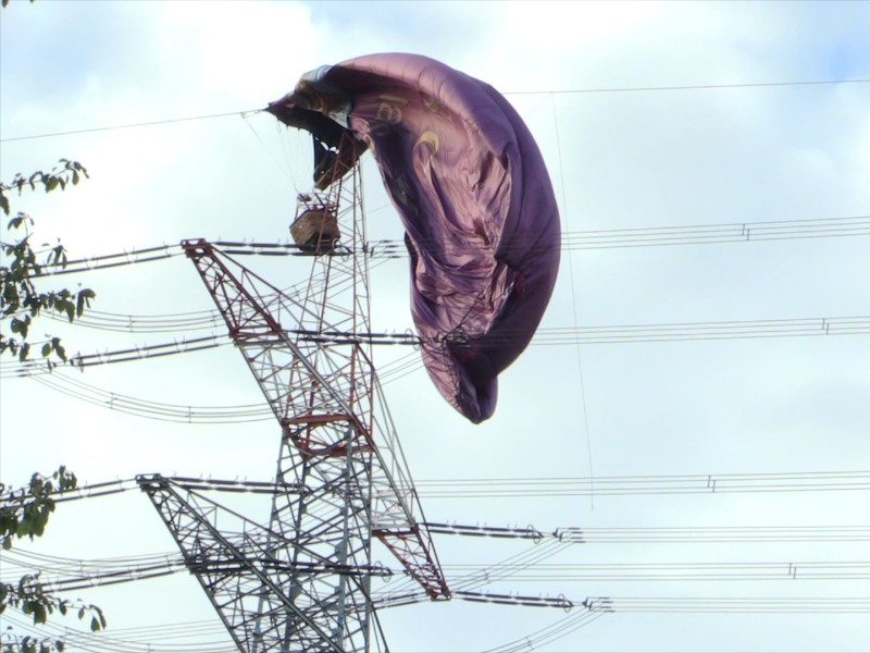 Aus bisher ungeklärten Gründen geriet der Ball in den Mast.