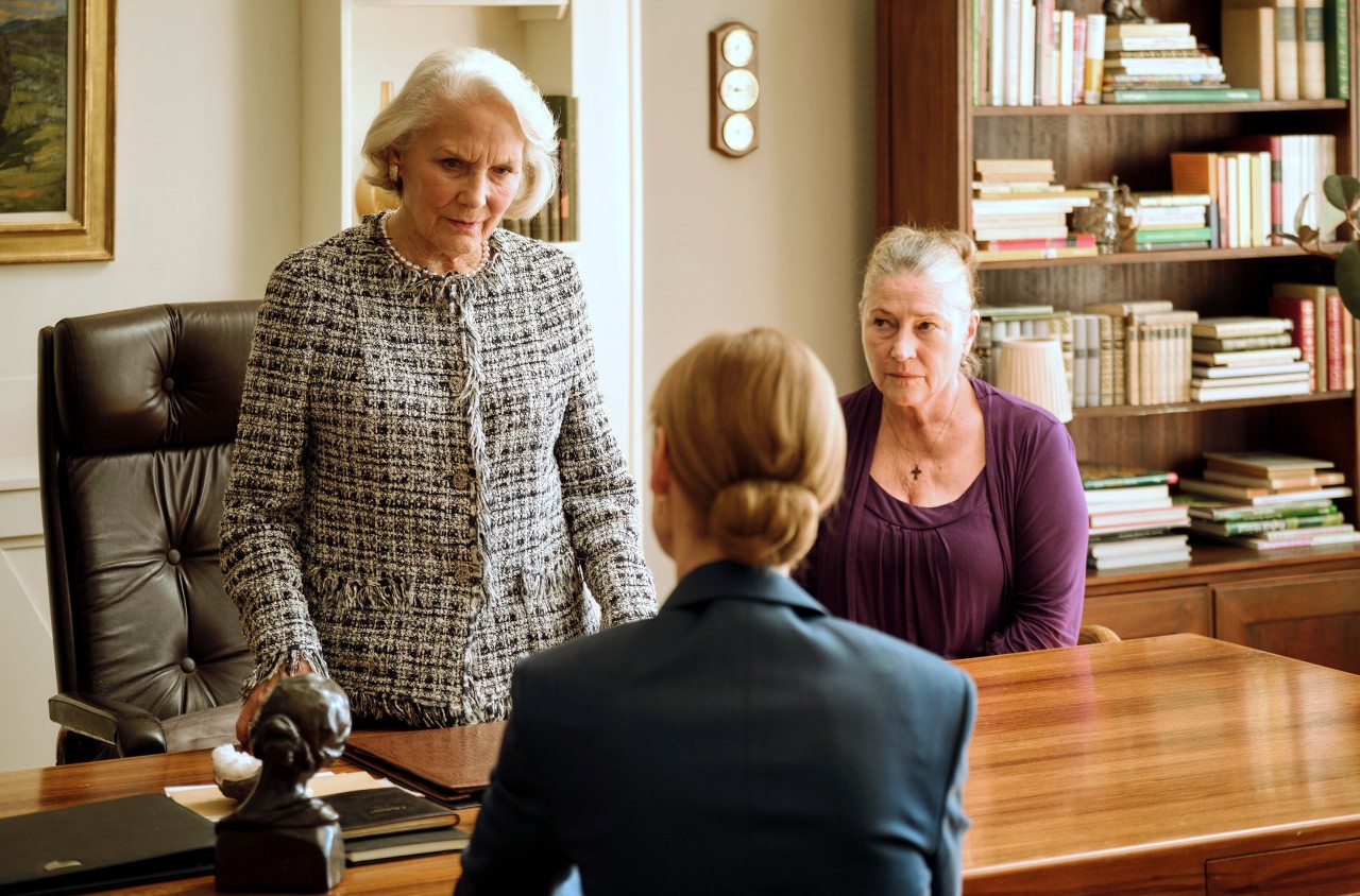 Eigentlich sollte sich im „Tatort: Was wir erben“ alles um den Tod der Fabrikantenwitwe Elisabeth Klingler (l.) drehen.