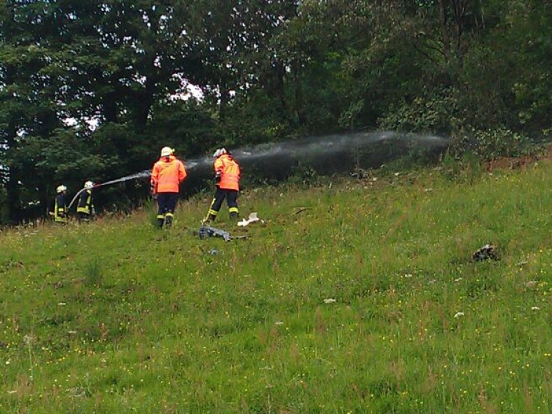 Nach der Kollision mit einem Kampfjet der Bundeswehr ist am Montagnachmittag ein Learjet bei Elpe im Sauerland abgestürzt. Der Unfall geschah bei einer Flugübung. Mindestens ein Insasse des Zivilflugzeugs kam ums Leben.