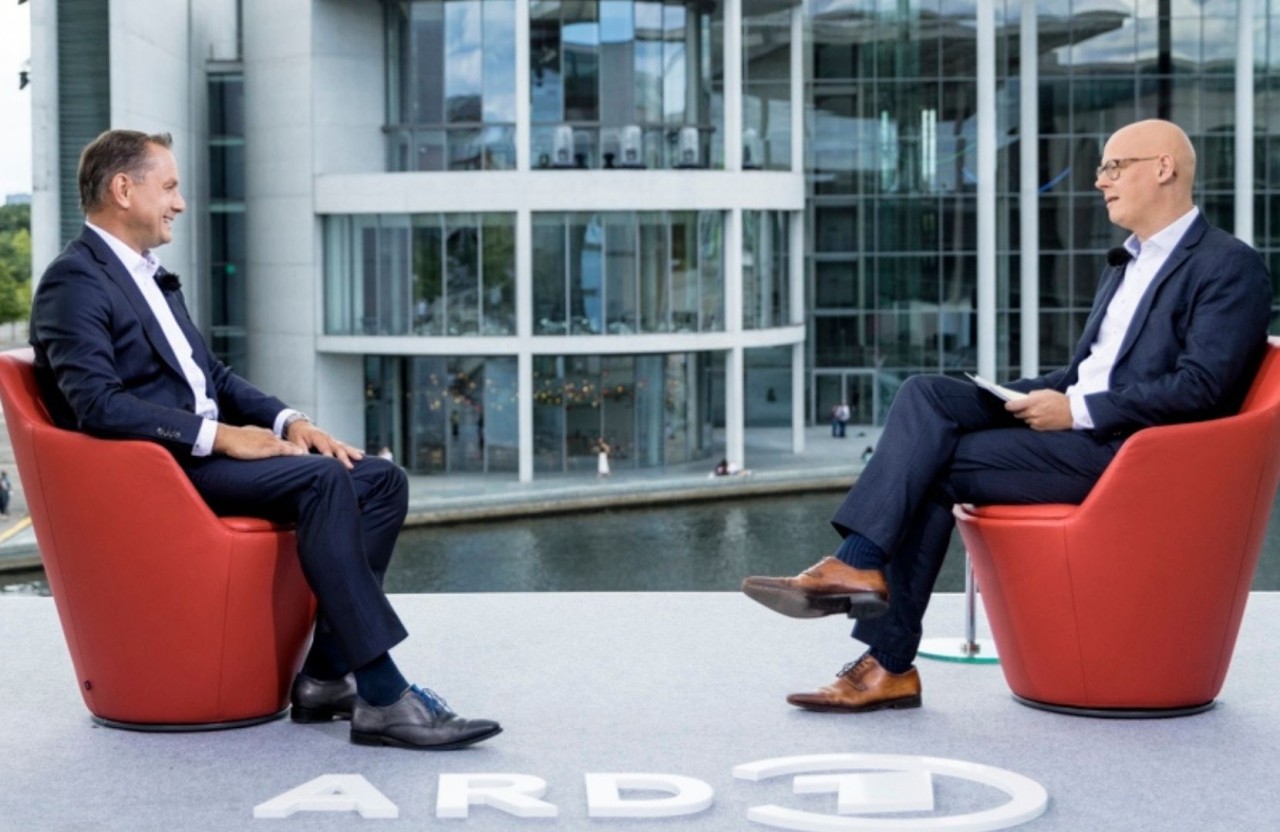 Tino Chrupalla (l), Spitzenkandidat der AfD, im ARD-Sommerinterview mit dem stellvertretenden Leiter des ARD-Hauptstadtstudios Matthias Deiß