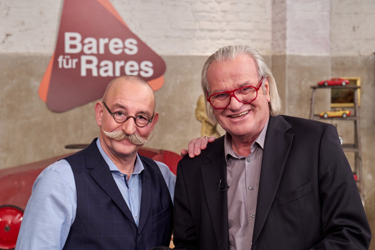 "Bares für Rares": Moderator Horst Lichter und Experte Albert Maier posieren vor dem "Bares für Rares"-Logo.
