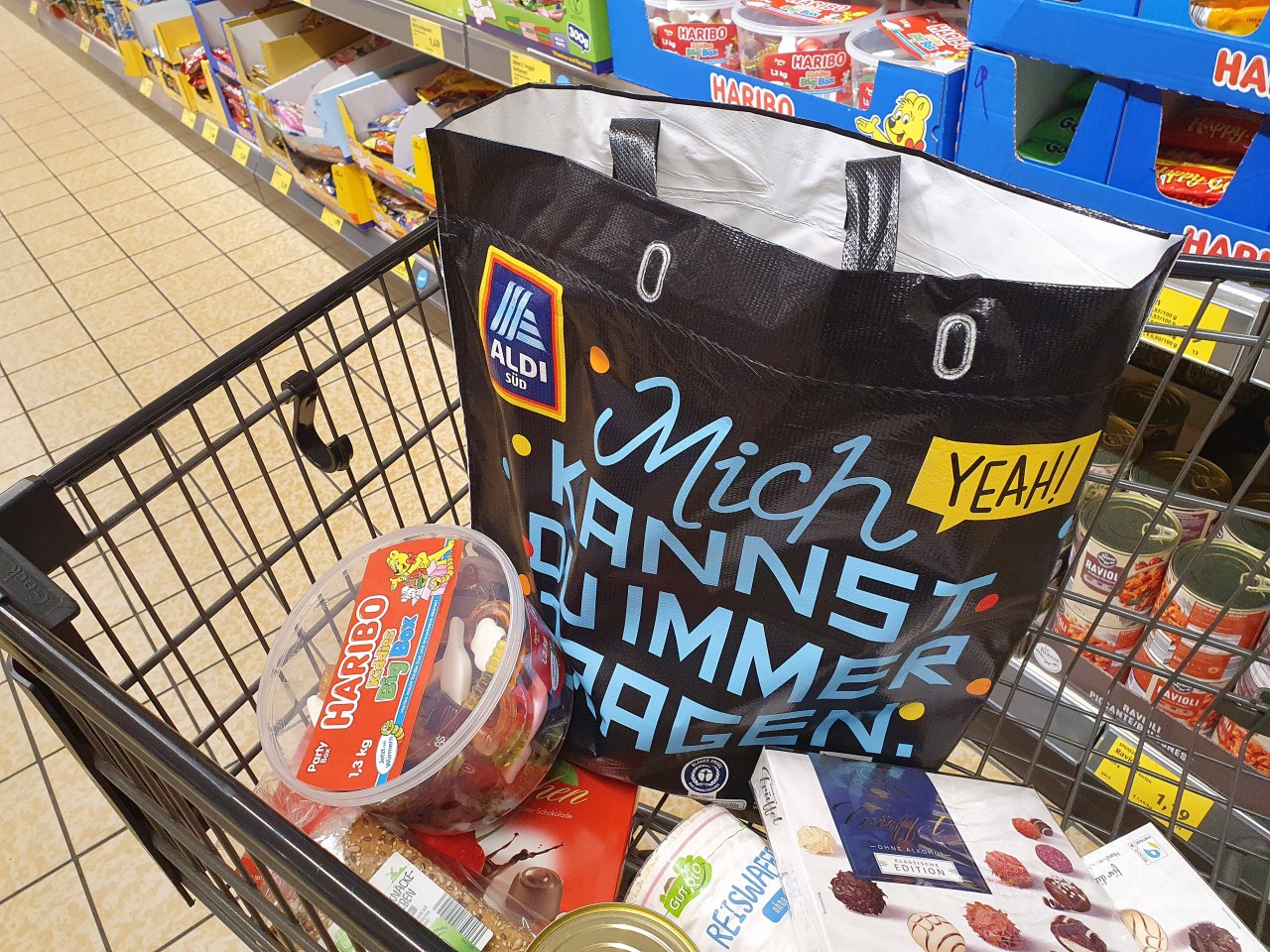 Aldi: Kunde mit genialem Trick – so verschaffst du dir mehr Zeit beim Einpacken an der Kasse! (Symbolbild)