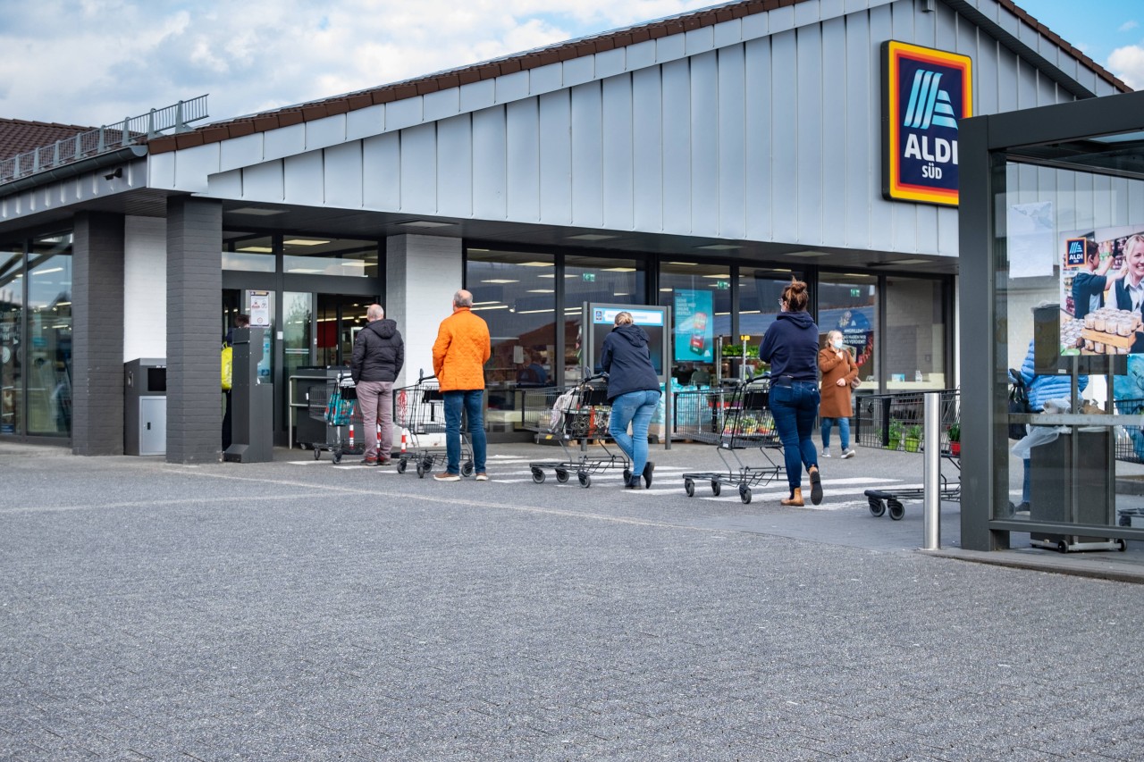 Aldi sorgt mit seinen Angeboten schon mal für lange Schlangen – doch bei einem Gewinnspielen sollten die Kunden jetzt vorsichtig sein. (Archivfoto)