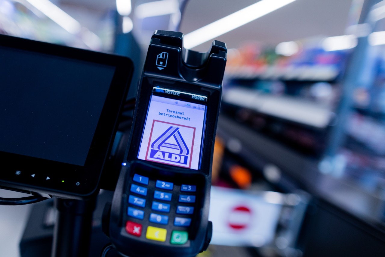 Ärger an der Kasse bei Aldi! Eine Kundin regt sich über das neue Kassensystem beim Discounter auf. (Symbolbild)