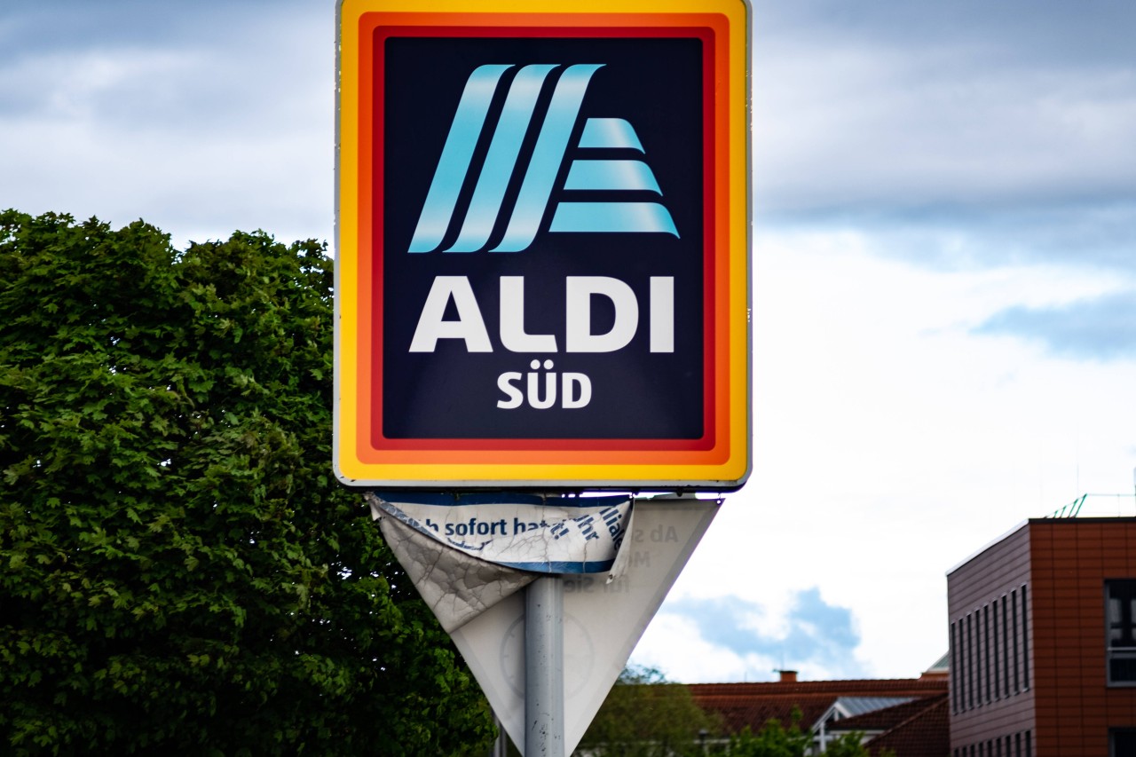 Ein Aldi-Kunde ist entsetzt, als er etwas in seiner Thunfisch-Dose findet, das da garantiert nicht hingehört. 