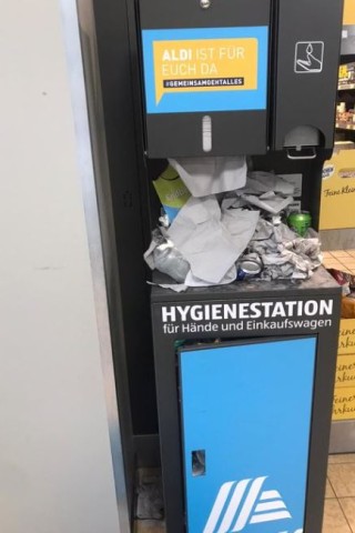 Aldi: Kundin angewidert als sie diese Hygienestation sieht (Symbolbild).