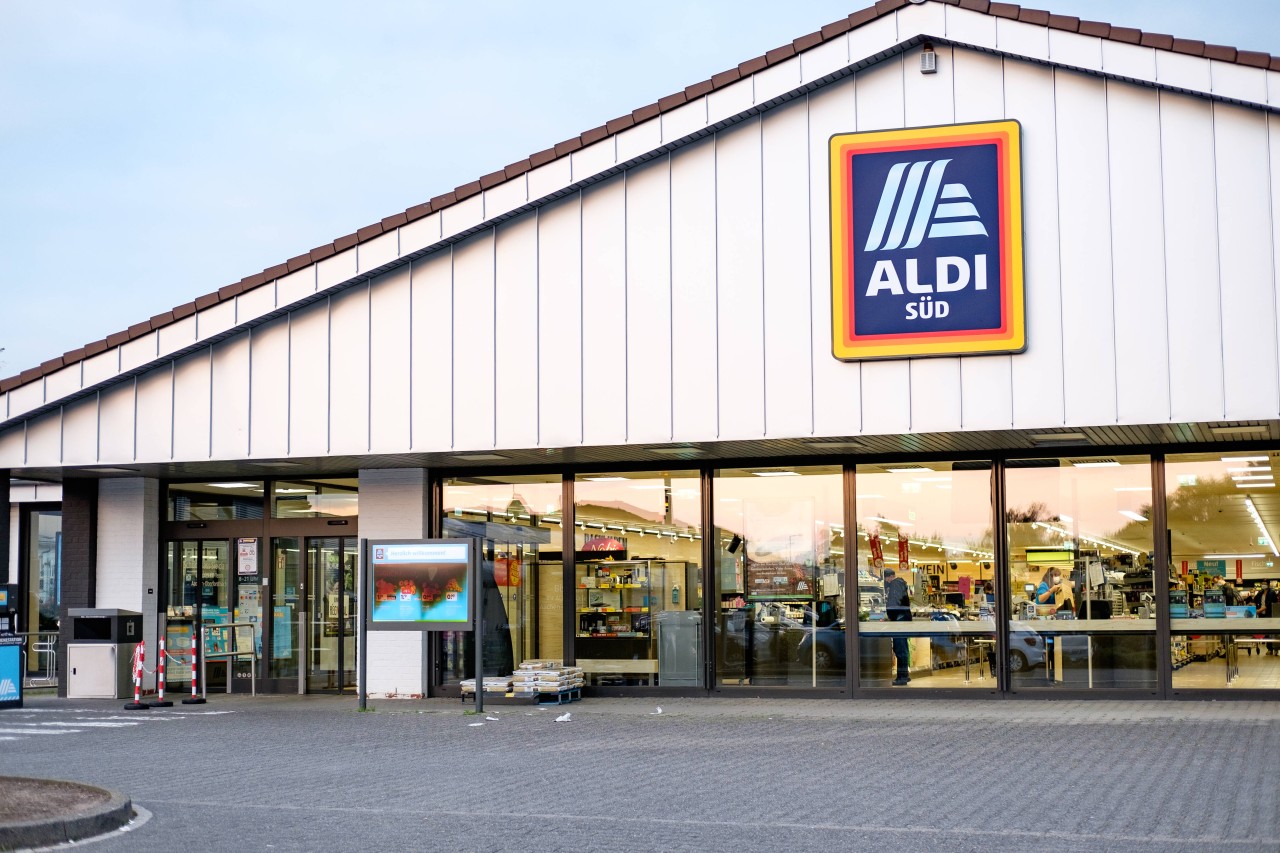 Aldi: Mitarbeiter nimmt Kunden aufs Korn - und wird gefeiert (Symbolbild). 