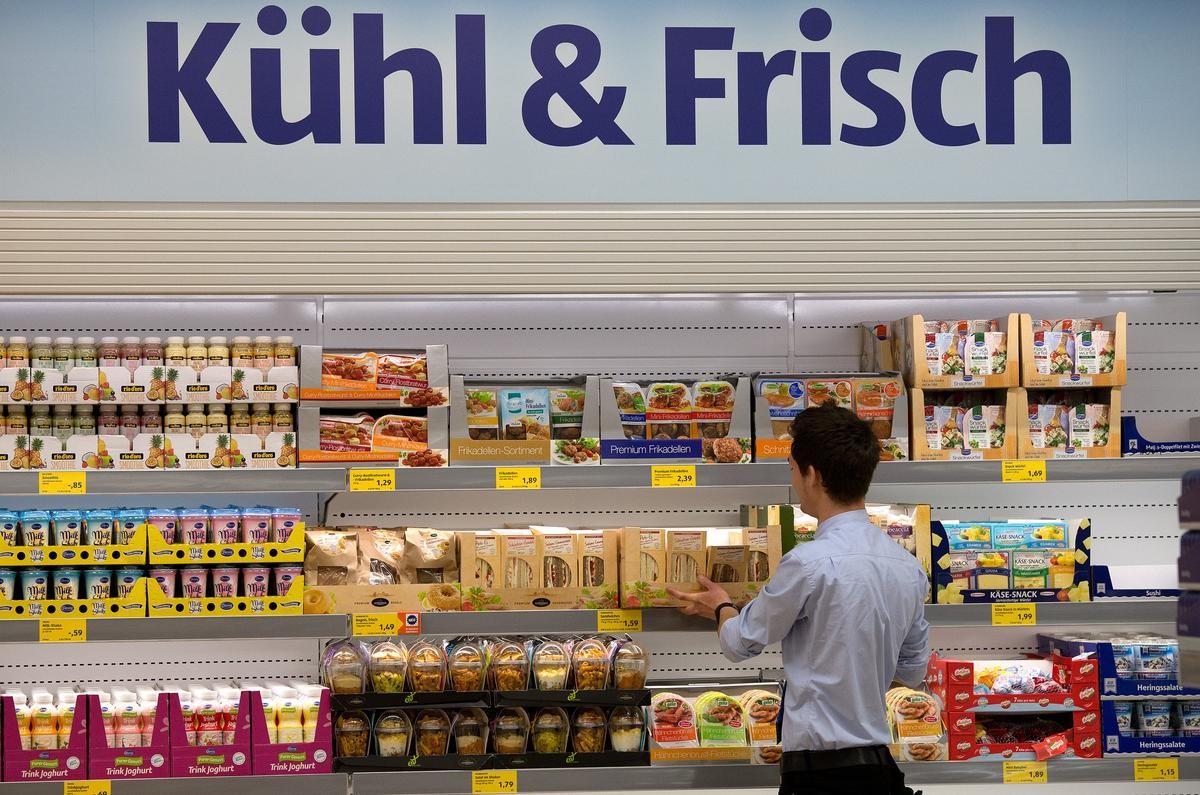 Eine „Kühl & Frisch" Theke bei Aldi Süd.