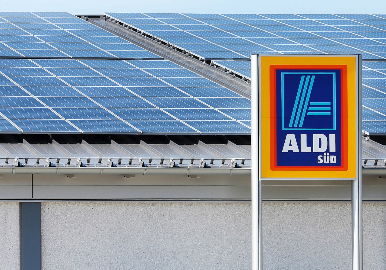 In einem Pilotprojekt testen ALDI SÜD und EnBW die Speicherung von selbst erzeugter Solarenergie.
Auf den Dächern von mehr als 1200 ALDI SÜD Filialen produzieren Fotovoltaikanlagen klimafreundlichen Solarstrom. Damit gewinnt der Discounter jährlich 112 Millionen Kilowattstunden Strom, der größtenteils vor Ort verbraucht wird. In einem Batteriespeicher-Pilotprojekt erproben ALDI SÜD und der Energieversorger EnBW gemeinsam mit dem Speicheranbieter ads-tec und den Solarexperten von Pohlen Solar jetzt, wie die selbst erzeugte Solarenergie gespeichert und somit effektiv vor Ort genutzt werden kann.