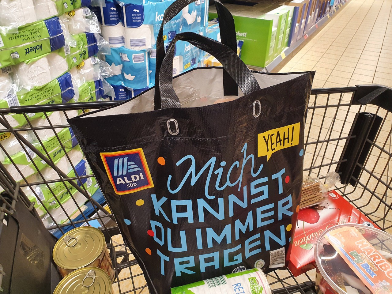 Aldi und Lidl: Für diese Produkte musst du künftig tiefer in die Tasche greifen. 