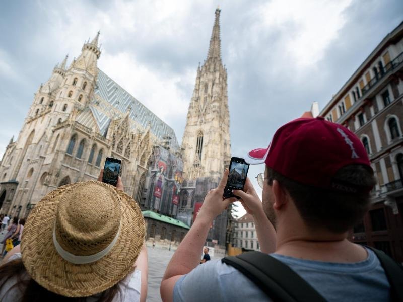 Als besondere Geste schickt die Stadt im Austausch für jeden 100. Gast, der im Mai und Juni aus Deutschland, der Schweiz, Großbritannien, Spanien oder Frankreich nach Wien reist, einen Bewohner oder eine Bewohnerin in eine der 17 teilnehmenden Städte.