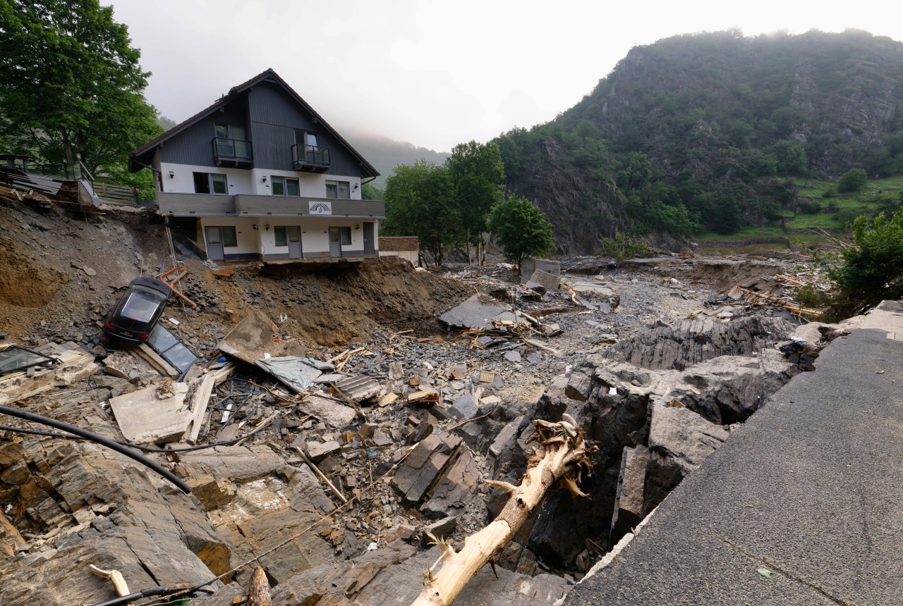 Die Flut zerstörte die B267 in Altenahr.