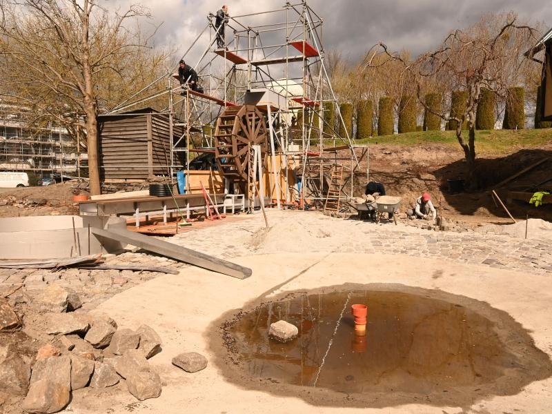 Am See zum Gold Waschen im Filmpark wird noch gearbeitet. Kleine und große Schatzsucher werden hier Gold und Edelsteine waschen können.