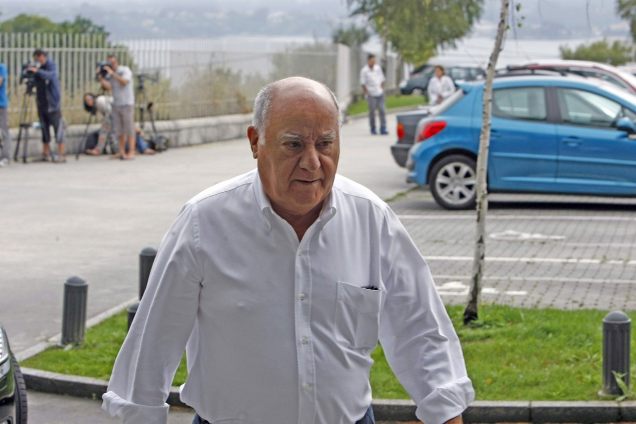 Der spanische Tycoon Amancio Ortega auf dem Weg zur Beerdigung seiner Ex-Frau Rosalía Mera.