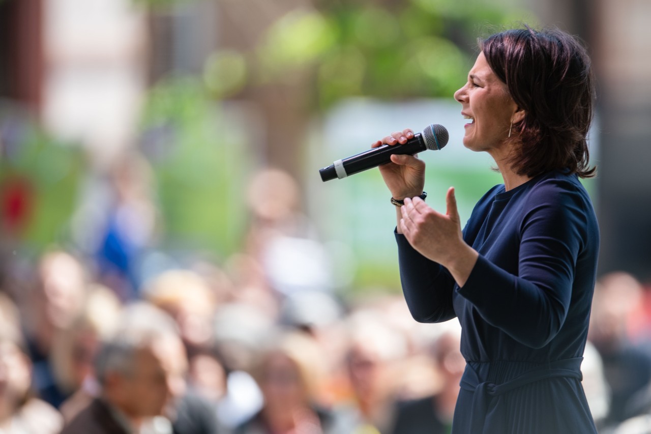 NRW-Wahl 2022: Außenministerin Baerbock wurde bei einer Wahlkampfveranstaltung der Grünen mit Eiern beworfen. 