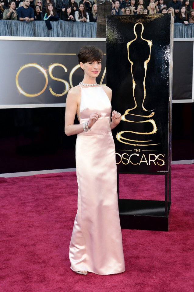 Anne_Hathaway_Oscar_Kleid.jpg