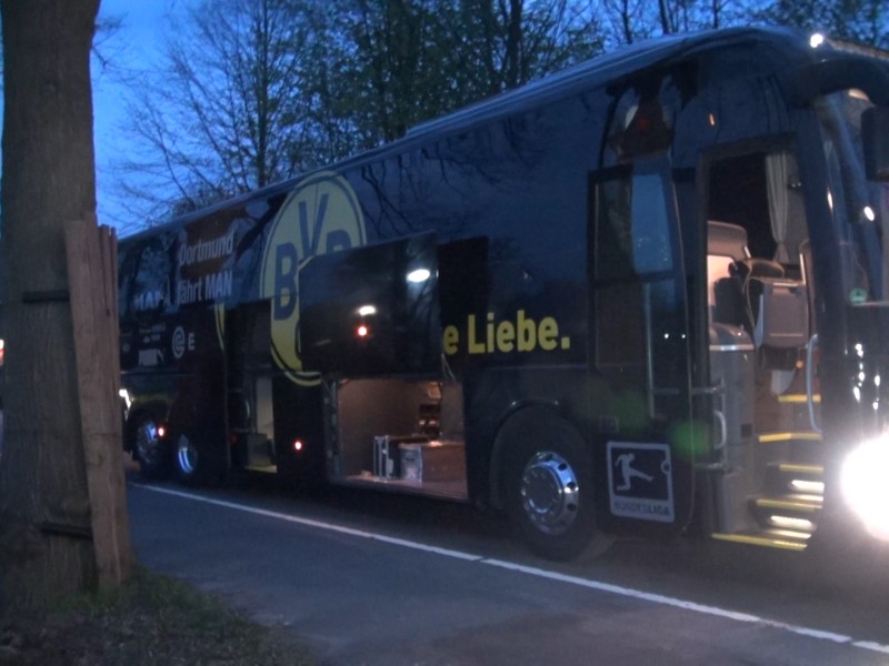 Am Mannschaftsbus des BVB hat es drei Explosionen von Sprengkörpern gegeben.