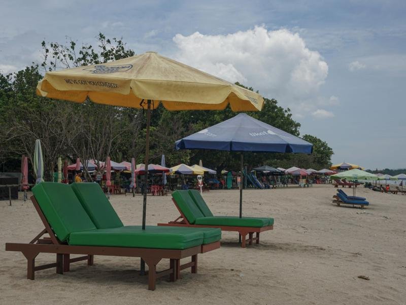 Auf Bali hätten als Quarantänehotels ausgewiesene Unterkünfte von Gästen pro Zimmer und Nacht 500.000 (30 Euro) indonesische Rupien zusätzlich verlangt.