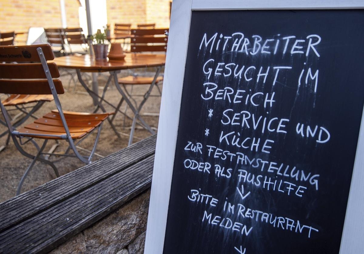 Auf einer Tafel vor einem Restaurant wird nach Mitarbeitern für den Service- und Küchenbereich gesucht. Mit dem geplanten Wegfall vieler Corona-Einschränkungen droht bei mehreren Dienstleistern ein Personalmangel. (zu dpa: Dienstleister rechnen nach Corona-Lockerungen mit Personalengpässen) Foto: Jens Büttner/dpa