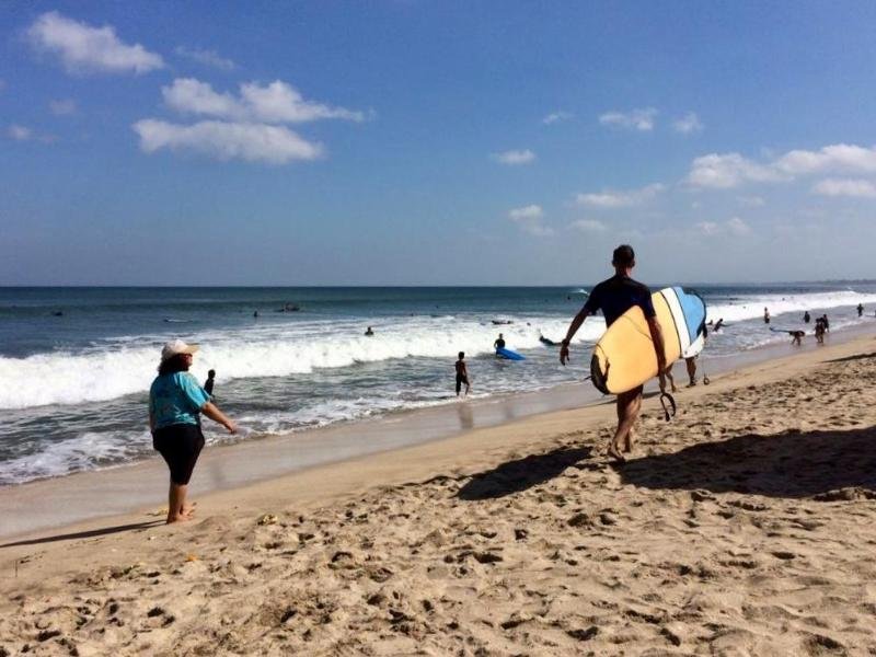 Ausländische Touristen sitzen am Strand von Kuta auf Bali, Indonesien. Indonesien empfängt ab sofort zweifach gegen das Coronavirus geimpfte Touristen - ohne Quarantäne.