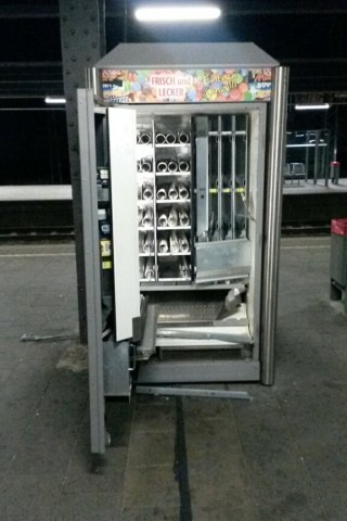 Aufgebrochener Warenautomat 