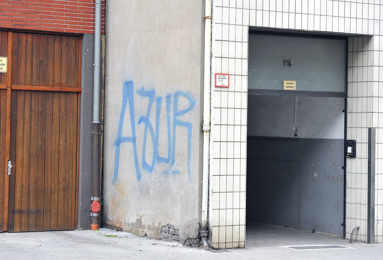 Der Tag „Azur“ steht an vielen Fassaden in Gelsenkirchen, wie hier in der Ückendorfer Straße.