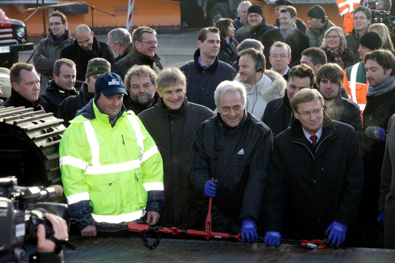 Verkehrsminister Peter Ramsauer (CSU) gab am 16.1.2012 den sechsspurigen Ausbau der Autobahn 2 frei. Hier verzurrt er (Mitte) mit NRW Verkehrsminister Harry K. Voigtsberger (rechts) und Landrat Michael Makiolla den letzten Bagger zum Abtransport. Fotos: Dietmar Wäsche