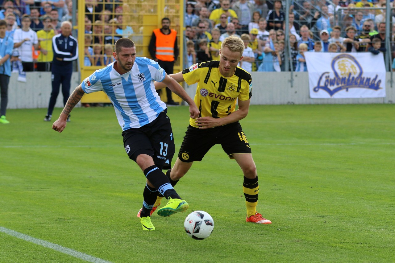 Vor dem 3. Ligaspiel gegen den BVB sorgt 1860 München für Wirbel. Angreifer Sascha Mölders wurde raus geschmissen (l.)