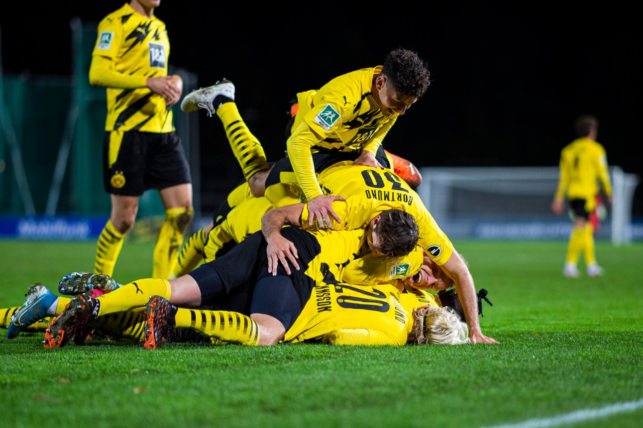 BVB-Fans dürfen jubeln. 500 Fans können beim Spiel gegen Homberg dabei sein.