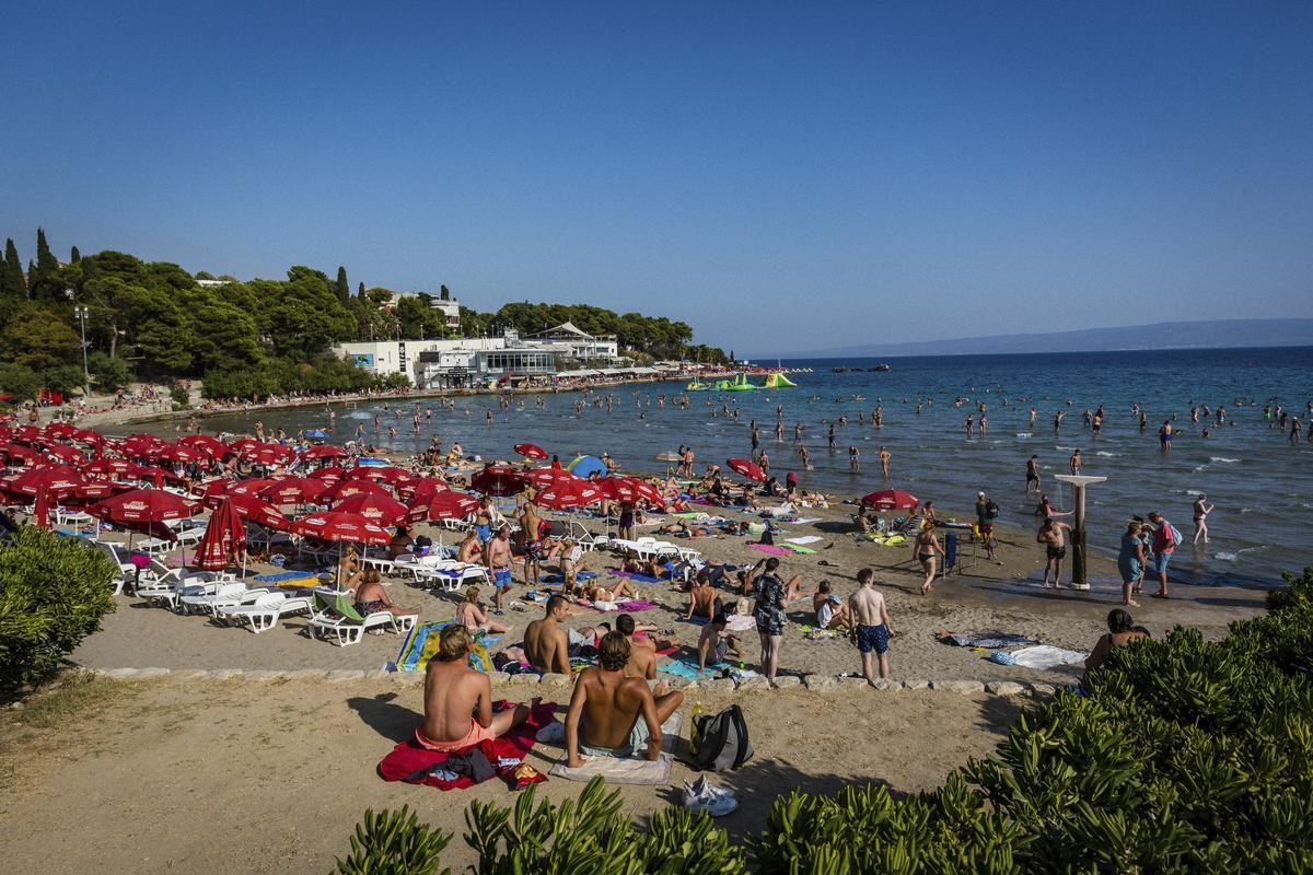 Badegäste sonnen sich am Strand Bacvice. Die rekordverdächtige Inflation und der Ukraine-Krieg scheinen die Reiselust der Menschen in Deutschland nach zwei Corona-Jahren nicht zu dämpfen - im Gegenteil. Reiseveranstalter berichten von kräftig gestiegenen Buchungen für den Sommer, die seit einigen Wochen das Niveau vor der Coronakrise übertreffen. 