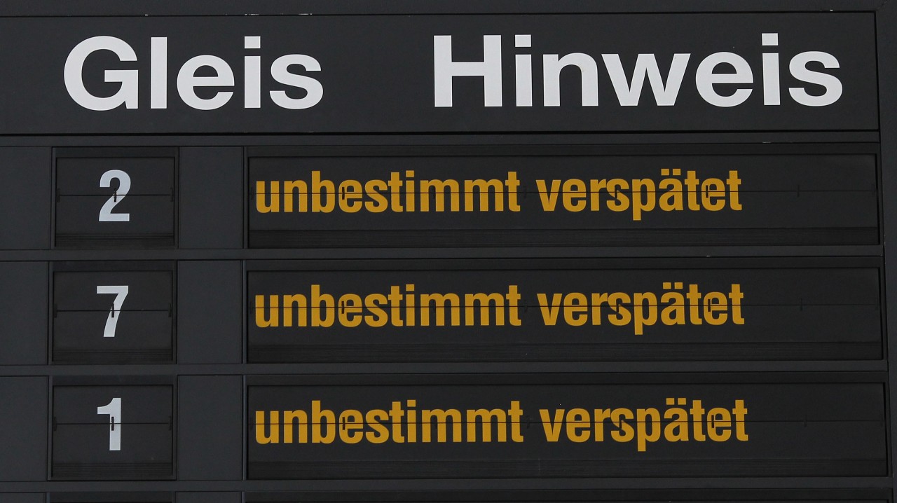 bahn fällt aus: Manchmal träume ich von blinkenden Anzeigetafeln. 