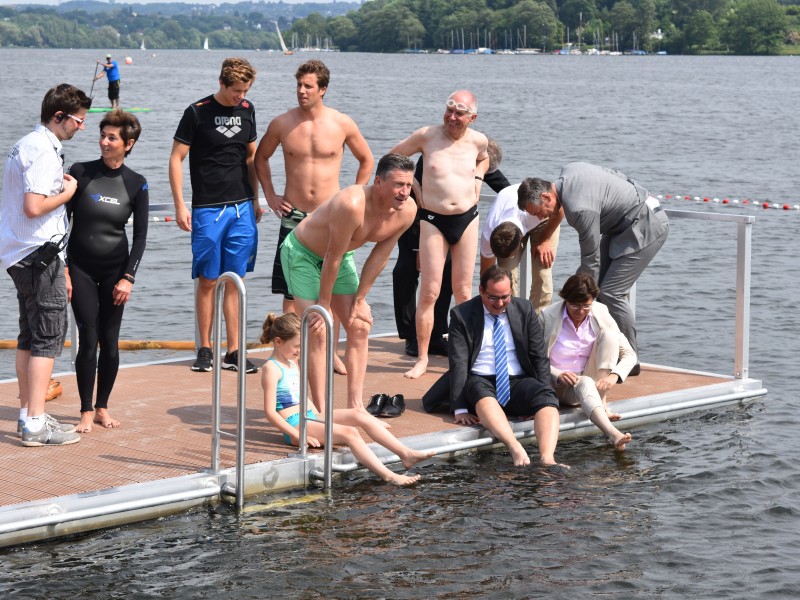 Essens OB Thomas Kufen traut sich nur mit den Füßen ins Wasser.