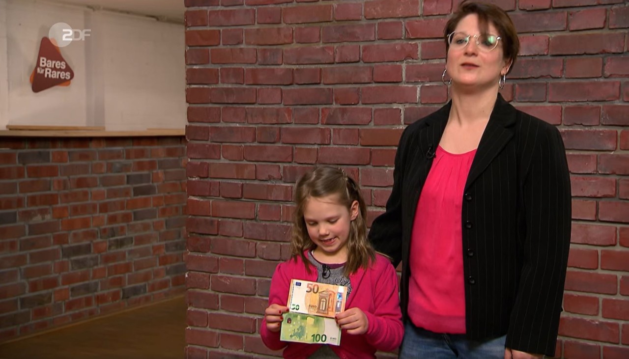 Die kleine Pauline freut sich über das Geld, das sie bei „Bares für Rares“ einnahm.