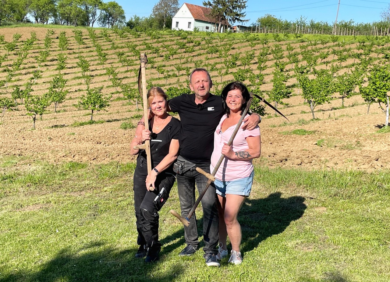 „Bauer sucht Frau International“-Kandidat Ivica mit Nevenka (links) und Isolde (rechts).