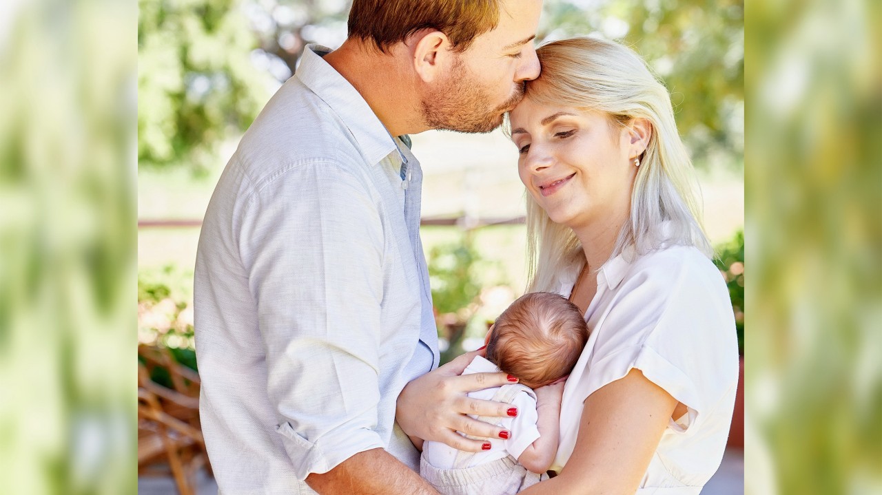 Das „Bauer sucht Frau“-Paar Gerald und Anna mit seinem Nachwuchs, einem Sohn.