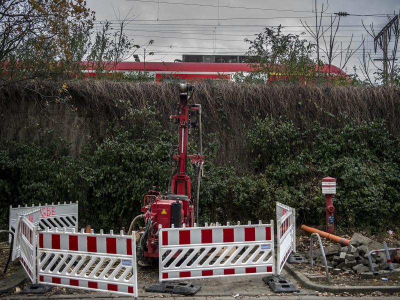 Probebohrungen sollen weitere Erkenntnisse bringen, wie groß die Hohlräume sind - und damit auch die Gefahr für den Bahnverkehr.