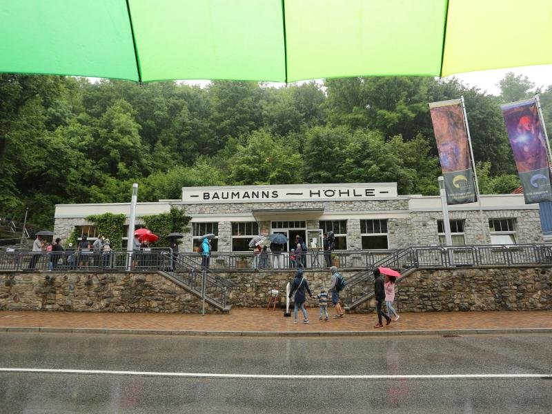 Besucher stehen am Eingang zur Baumannshöhle. Die Höhle wurde im 16. Jahrhundert entdeckt und gilt als die älteste und bekannteste Schauhöhle Deutschlands.