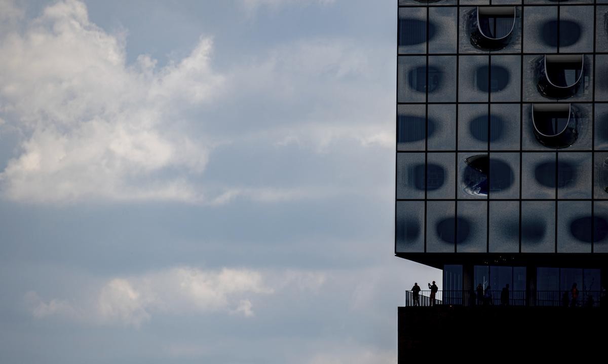 Besucher stehen auf der Plaza der Elbphilharmonie. Für den Besuch der beliebten Aussichtsplattform in der Hamburger Elbphilharmonie könnte bald Eintritt fällig werden.